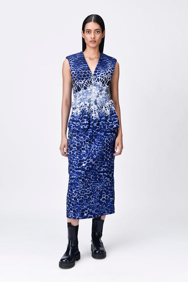 Semi-Fitted V-Neck Dress with Microcell Print - Navy Blue